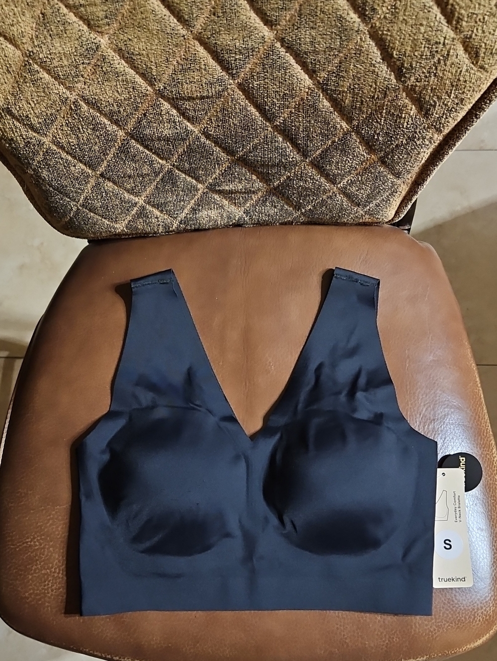 Truekind Everyday Comfort V-Neck Bralette Bra Seamless Wirefree Padded Black NWT